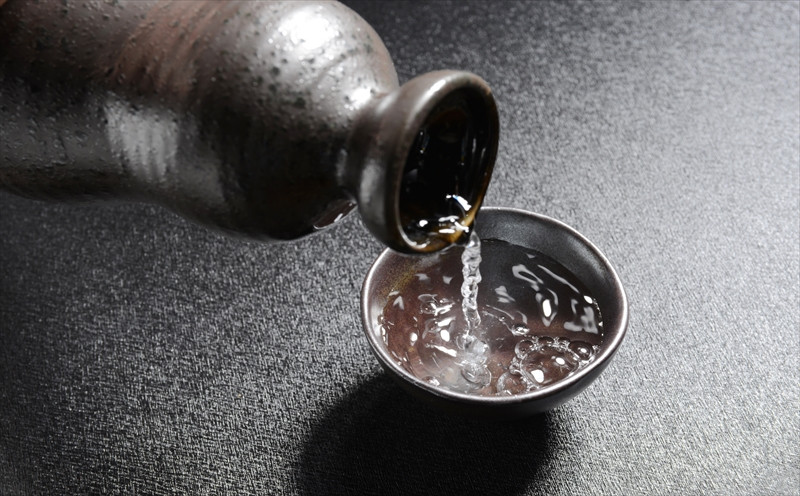 お猪口に日本酒を注ぐ様子